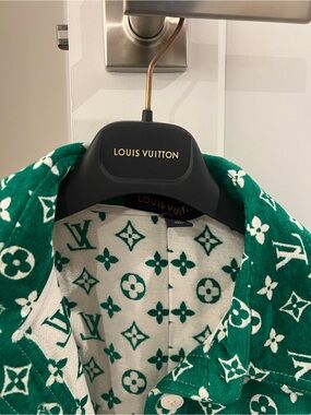 Louis Vuitton Green & White Monogram Shirt Jacket. Worn once. Bag incl
Authentic